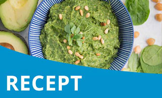 Humus met avocado en spinazie